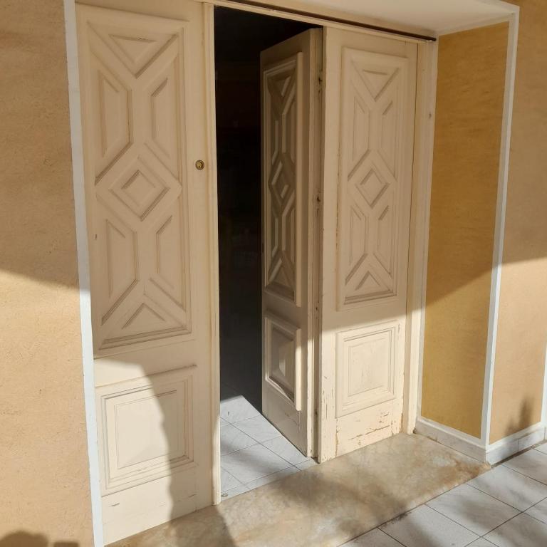 an open door in a room with a doorframe at Rejiche in Rejiche