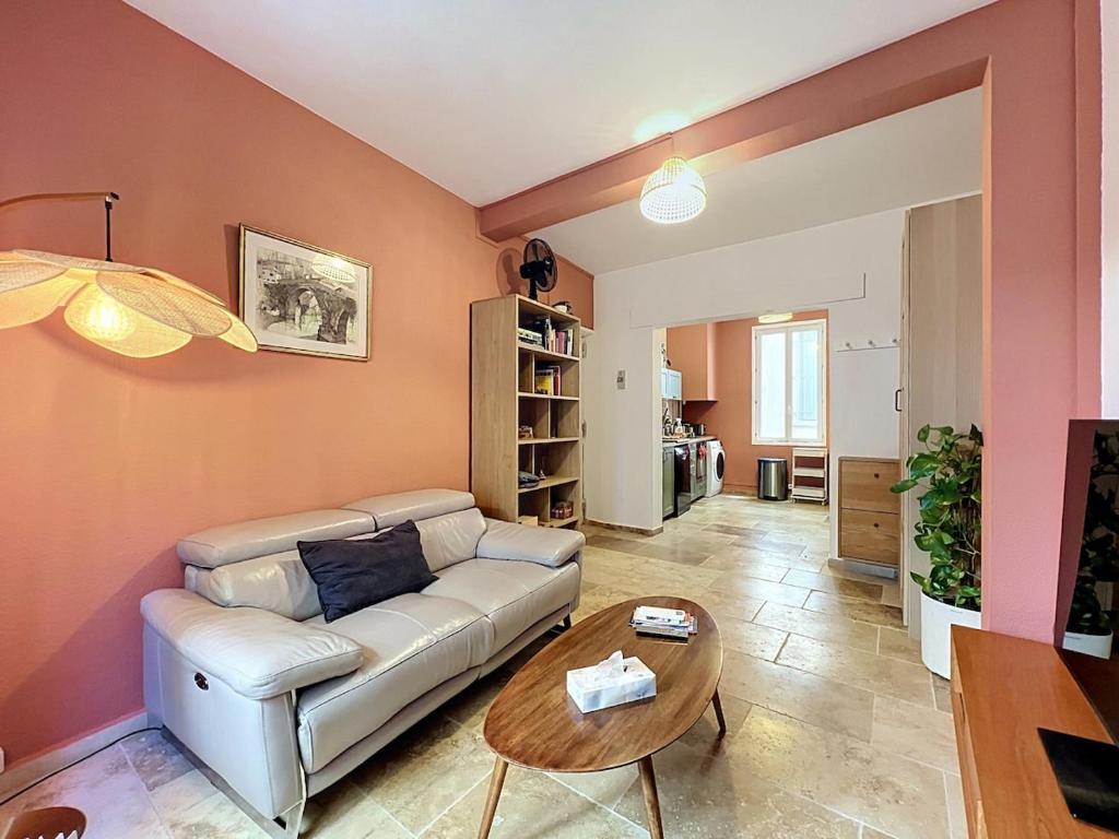 Beautiful 40m2, 1 bedroom apartment with AC in the heart of the city