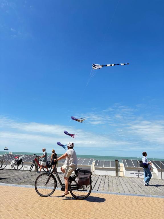 a group of people riding bikes on the beach at Micheline's plekje in Ostend
