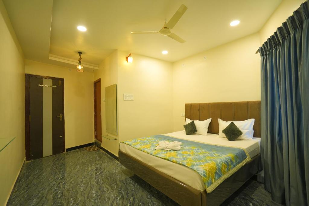 a bedroom with a bed and a ceiling at The Casa Comforts in New Hampi