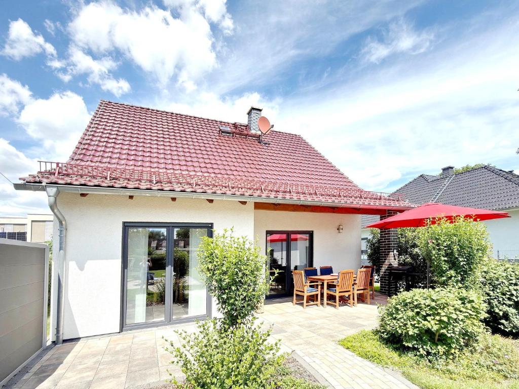 a house with a red roof and a patio at Spreedeich in Werben