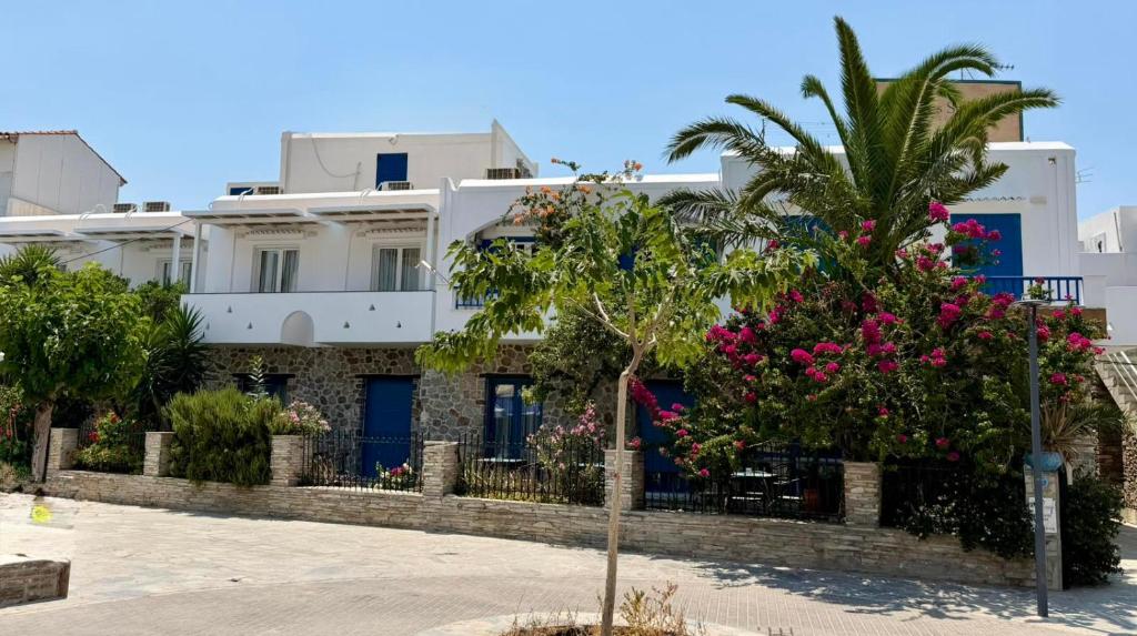 ein Gebäude mit einer Palme davor in der Unterkunft Foinikas Studios in Mérikhas