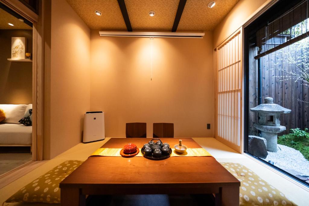 京町家も静の居