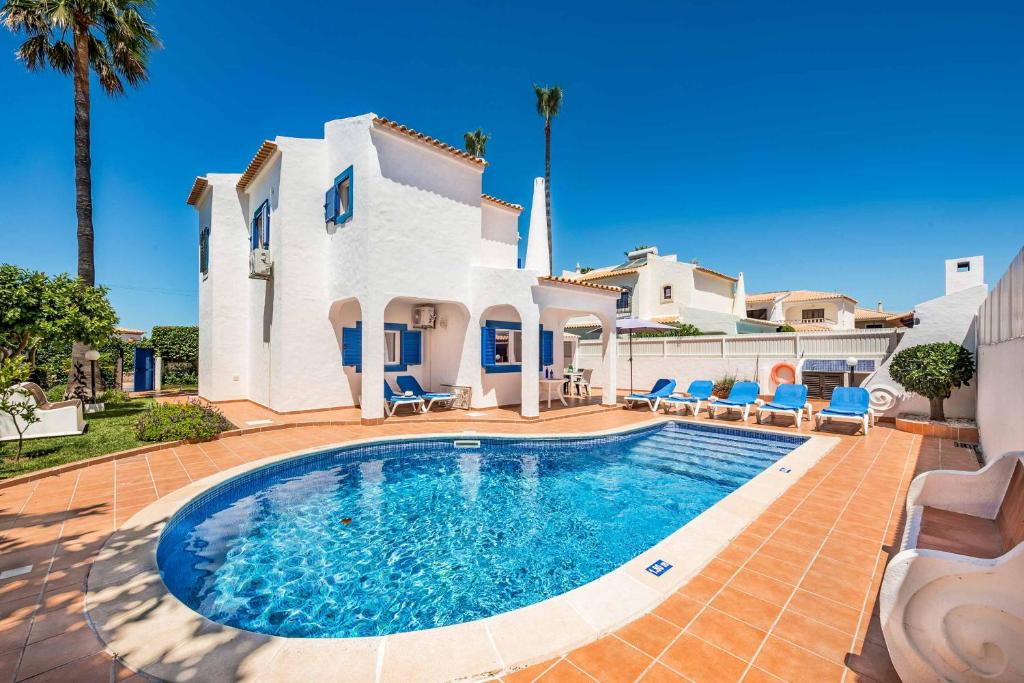a villa with a swimming pool in front of a house at Villa Mar Gale in Galé