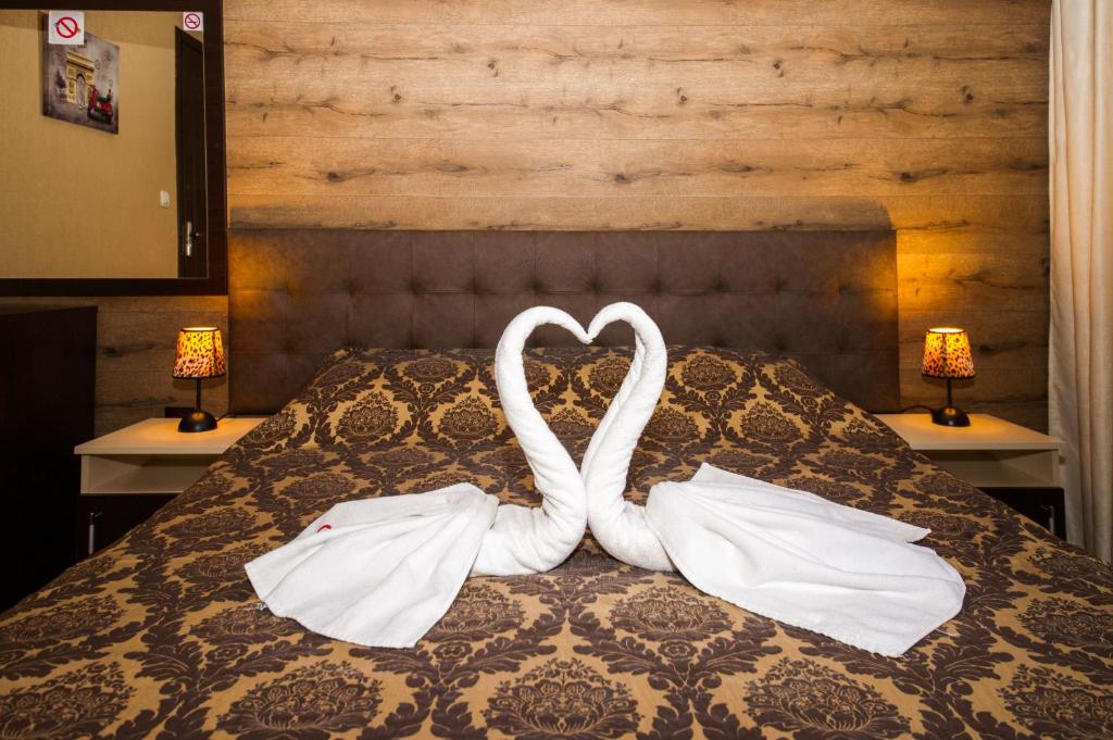 A bed or beds in a room at Guest House Amore