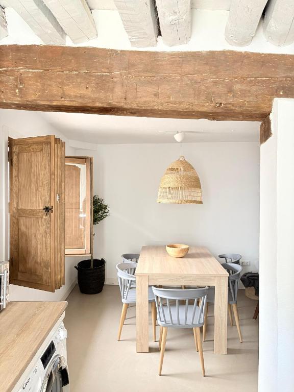 a kitchen with a wooden table and chairs at Casa Chía in Arenas de San Pedro