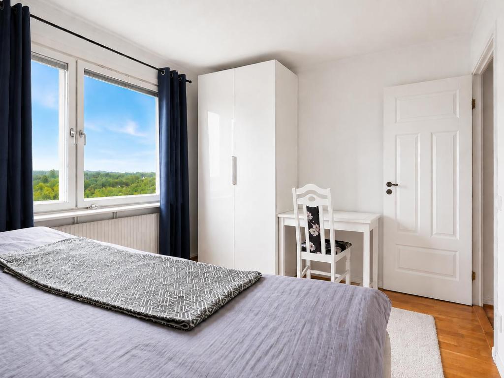 ein Schlafzimmer mit Bett, Schreibtisch und Fenster in der Unterkunft Room in Apartment with Shared Bathroom and Kitchen in Stockholm