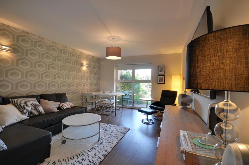 sala de estar con sofá y mesa en The Garden Apartment, Near Airport & City en Mánchester