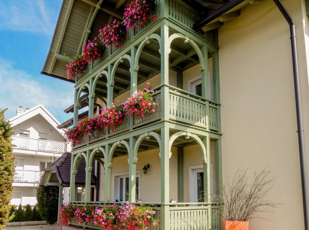 um edifício com caixas de flores ao lado em Apartments Vila Marjetica em Bled