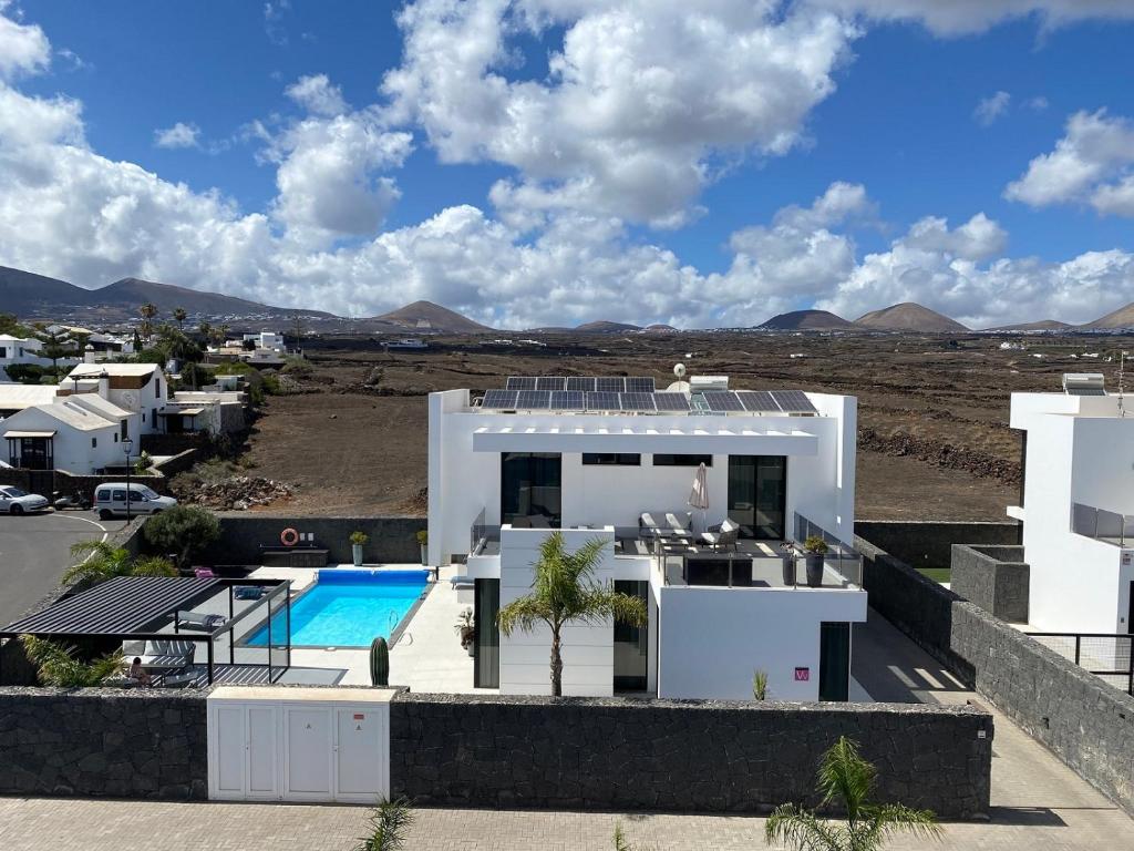 Lanz A Lot, modern 3 bed villa with private pool