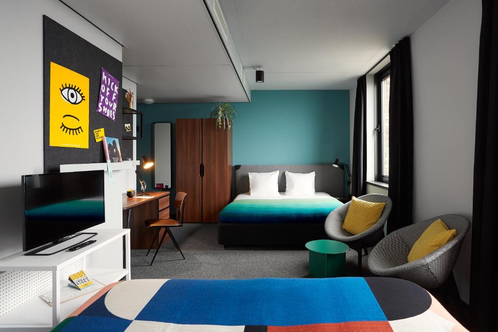 a room with a bed and a television at The Social Hub Eindhoven in Eindhoven
