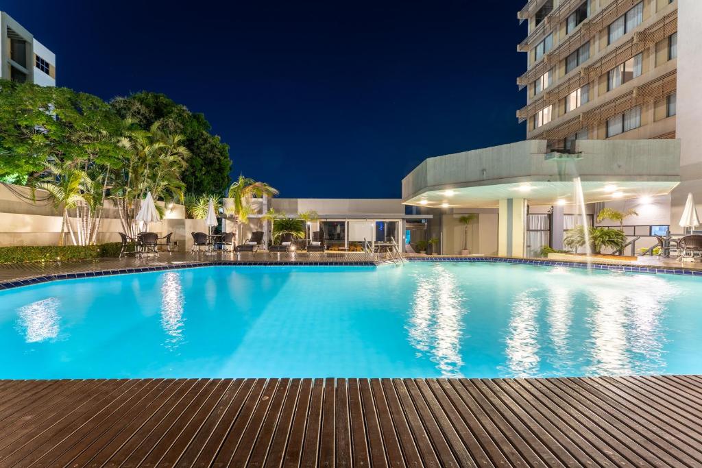 A piscina localizada em Hotel Deville Prime Cuiabá ou nos arredores