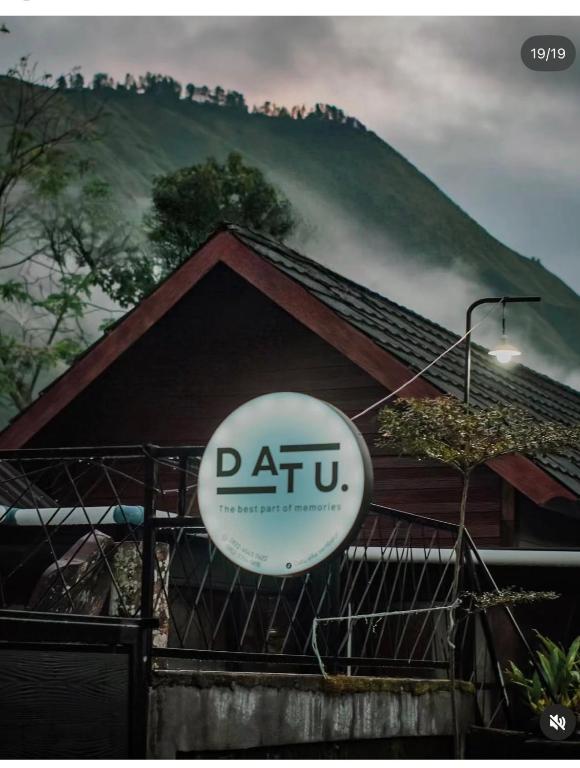 ein Schild an der Vorderseite eines Hauses in der Unterkunft Datu Villa Sembalun in Sembalun Lawang