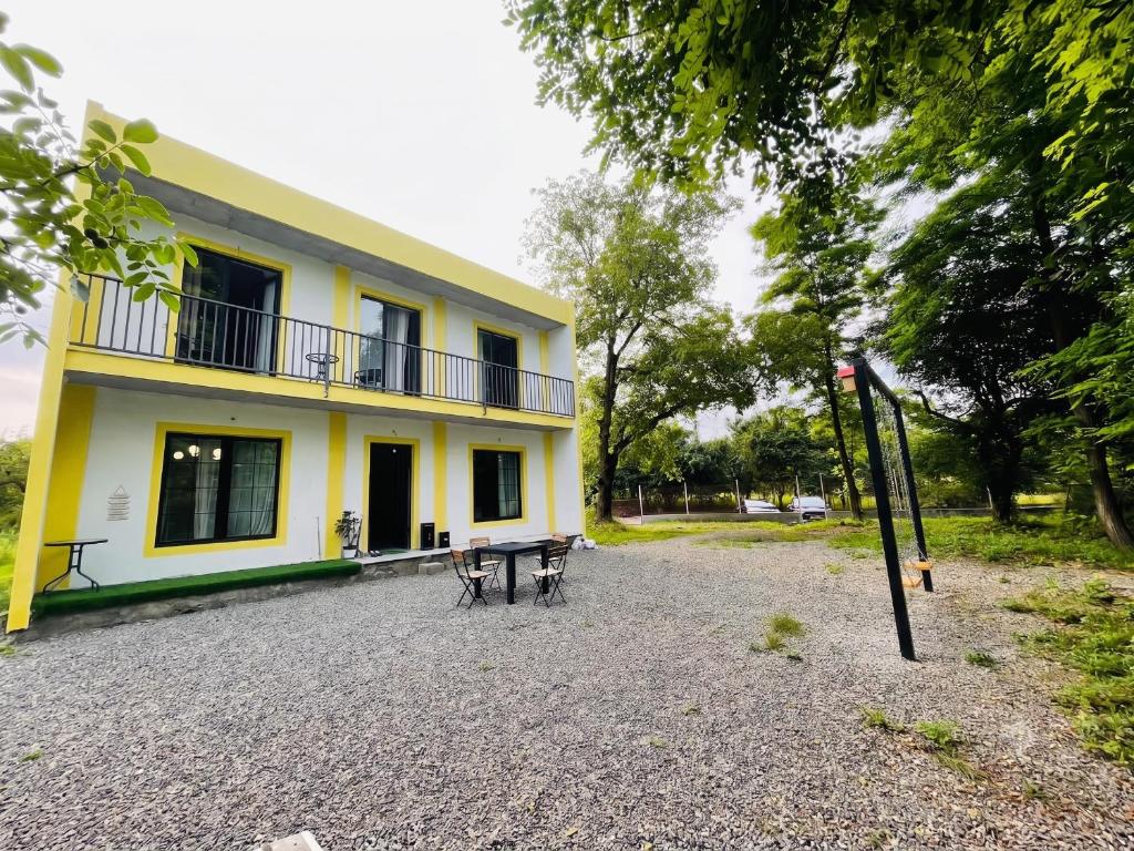 a building with a picnic table in front of it at Villa Harmony Tianeti in Tʼianetʼi