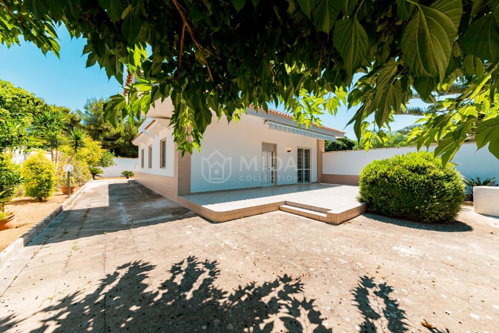 a villa with a view of the driveway to the house at Villa Cesare in Torre Specchia Ruggeri