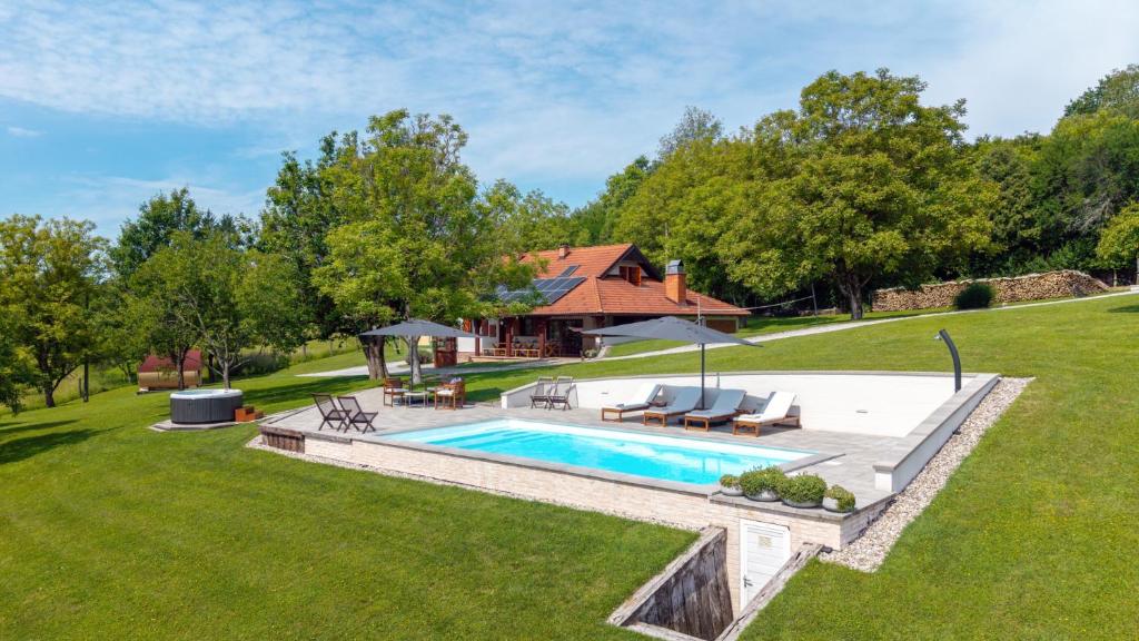 a backyard with a swimming pool and a house at Villa Dobrenic by Villas Guide in Donje Taborište