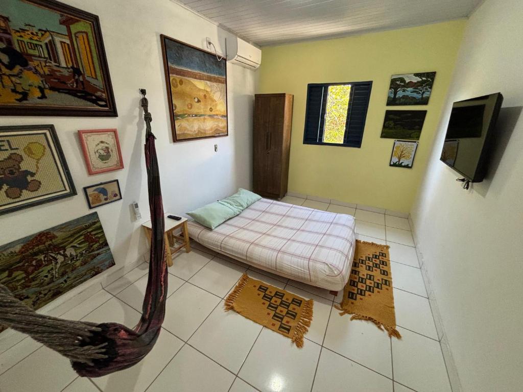 a room with a couch and a hammock in it at Casa da Santa Marta in Goiás