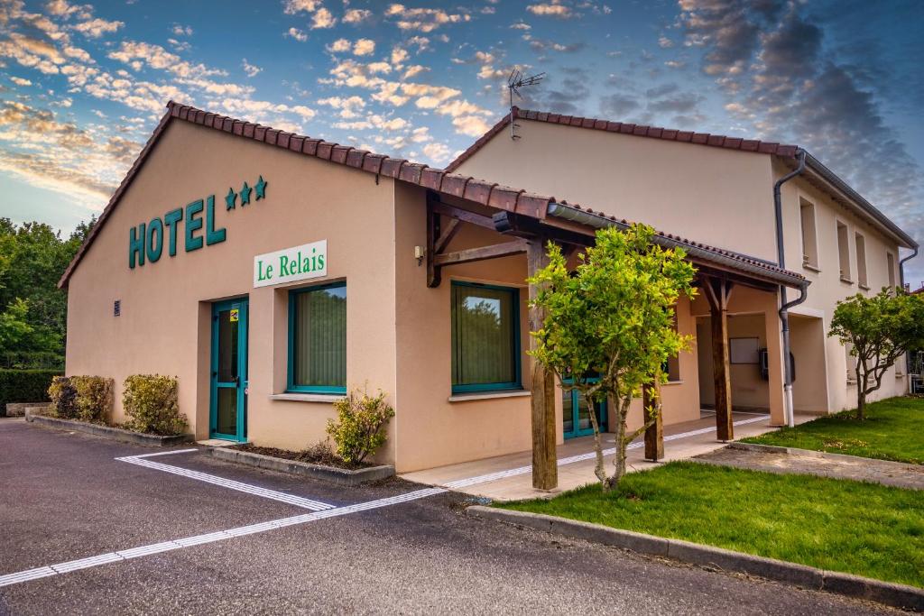a hotel in front of a parking lot at Le Relais du Mess in Vacherauville