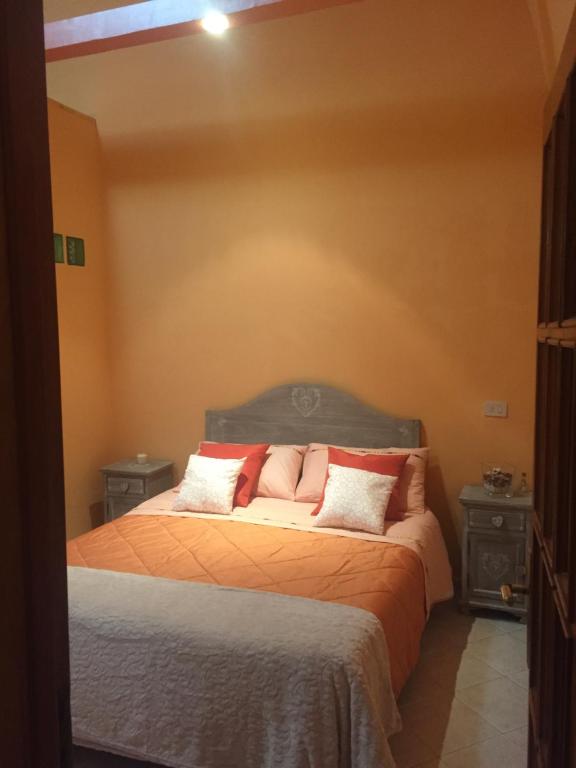 ナポリにあるDon Vincenzo's homeのベッドルーム1室(枕2つ付)