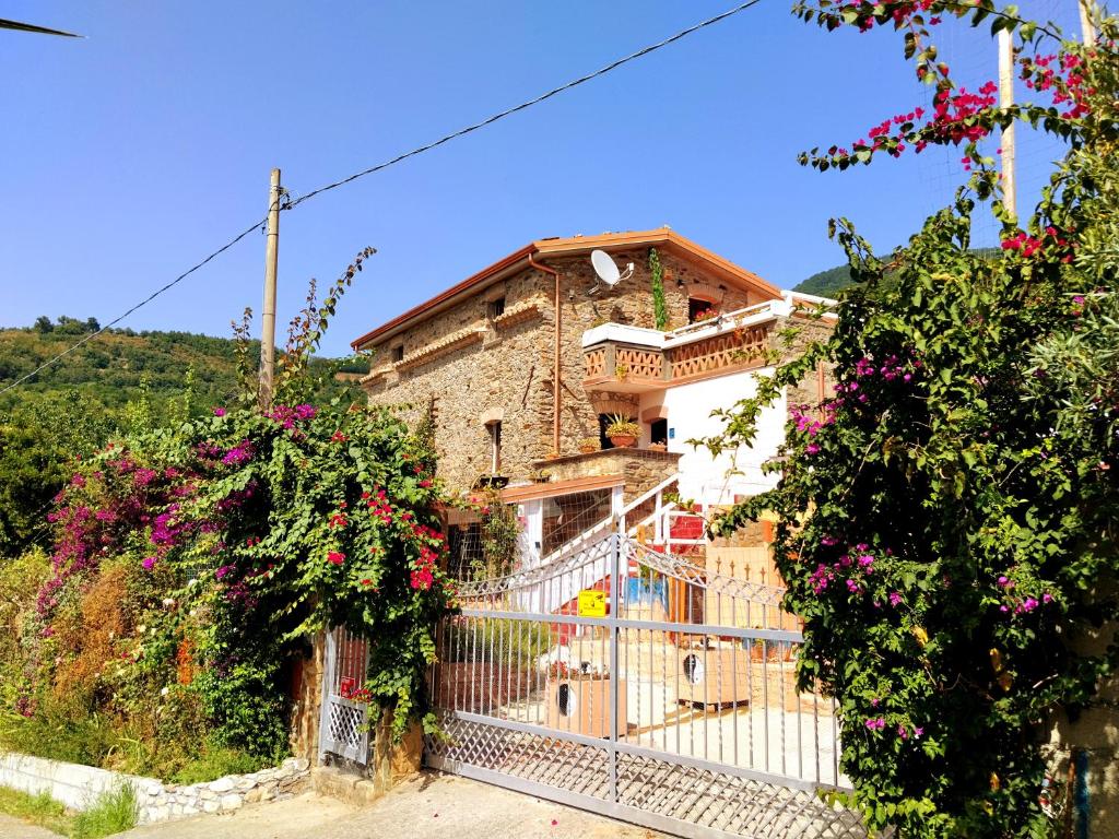 a house with flowers on the side of it at Lavillafortuna in Casa Pantano