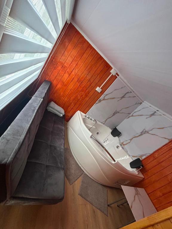 a bathroom with a toilet in the corner of a room at Dyl Tiny House con Jacuzzi in Puerto Montt