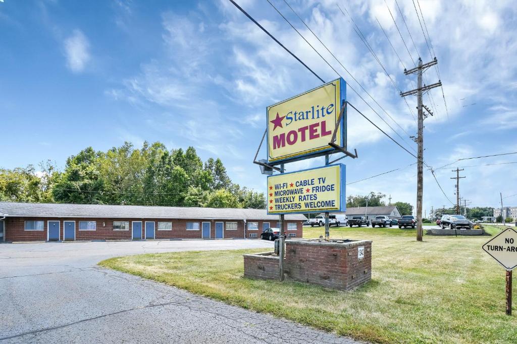 a sign for a motel in front of a building at Starlite Motel in Heath