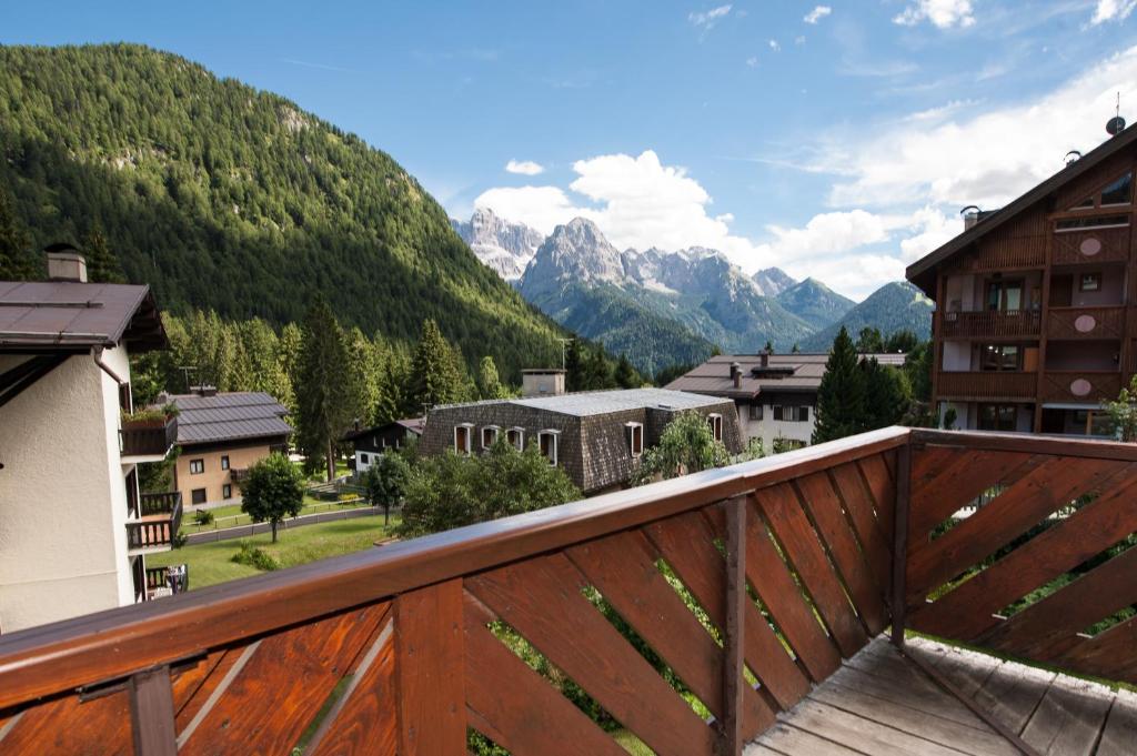 a balcony with a view of the mountains at Casa Gatta 2-3 Camere, 1 o 2 Bagni in Madonna di Campiglio