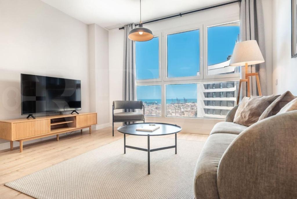Cathedral & Port View Apartment, Pool & Gym REMS