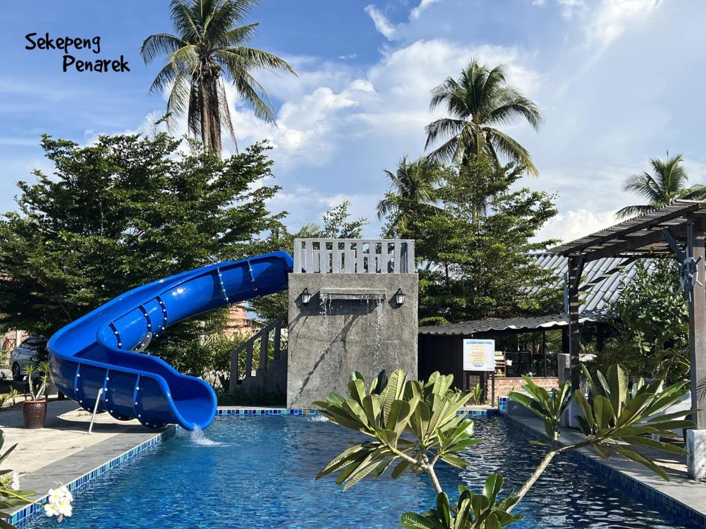 a blue water slide in a swimming pool at Sekepeng Penarek in Kampung Penarik
