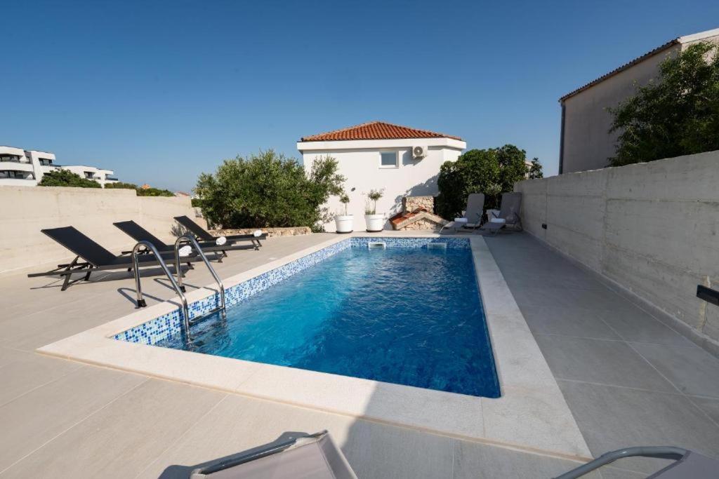 Tikas Blue - Luxe Pool Villa with Olive garden