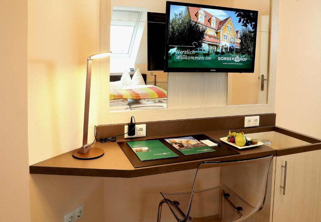 Televízia a/alebo spoločenská miestnosť v ubytovaní Sorgerhof