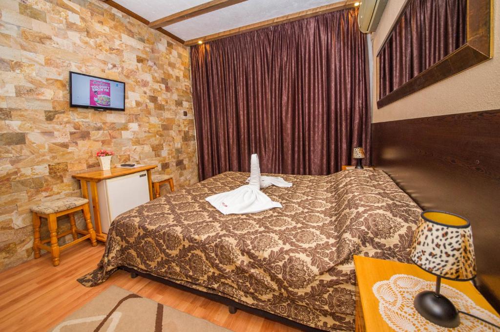A bed or beds in a room at Guest House Amore