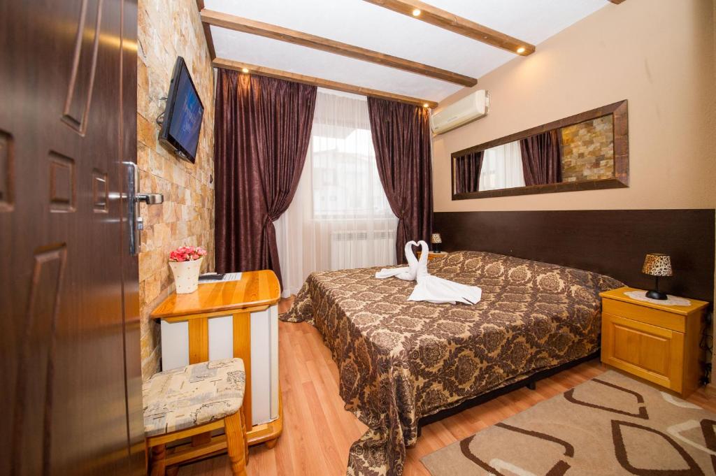 A bed or beds in a room at Guest House Amore