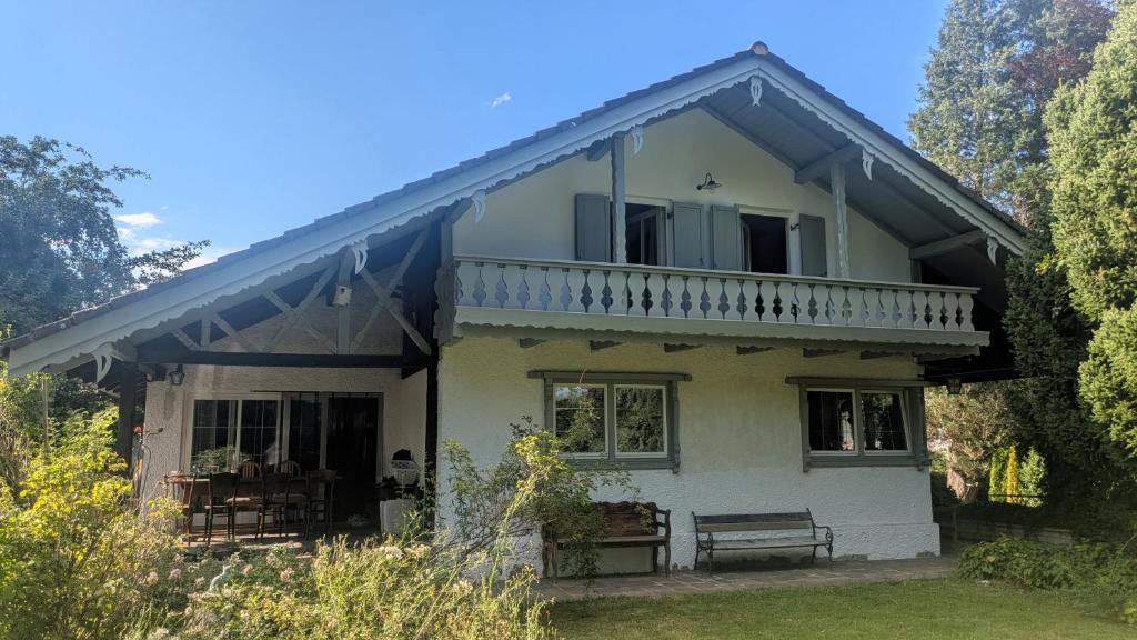 a white house with a balcony on top of it at Casa di Rosi in Schechen