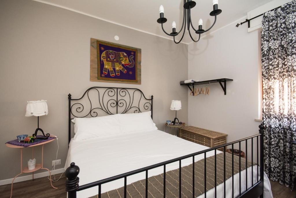 ヴェローナにあるI Girasoli Locazione Turisticaのベッドルーム1室(ベッド1台、シャンデリア付)