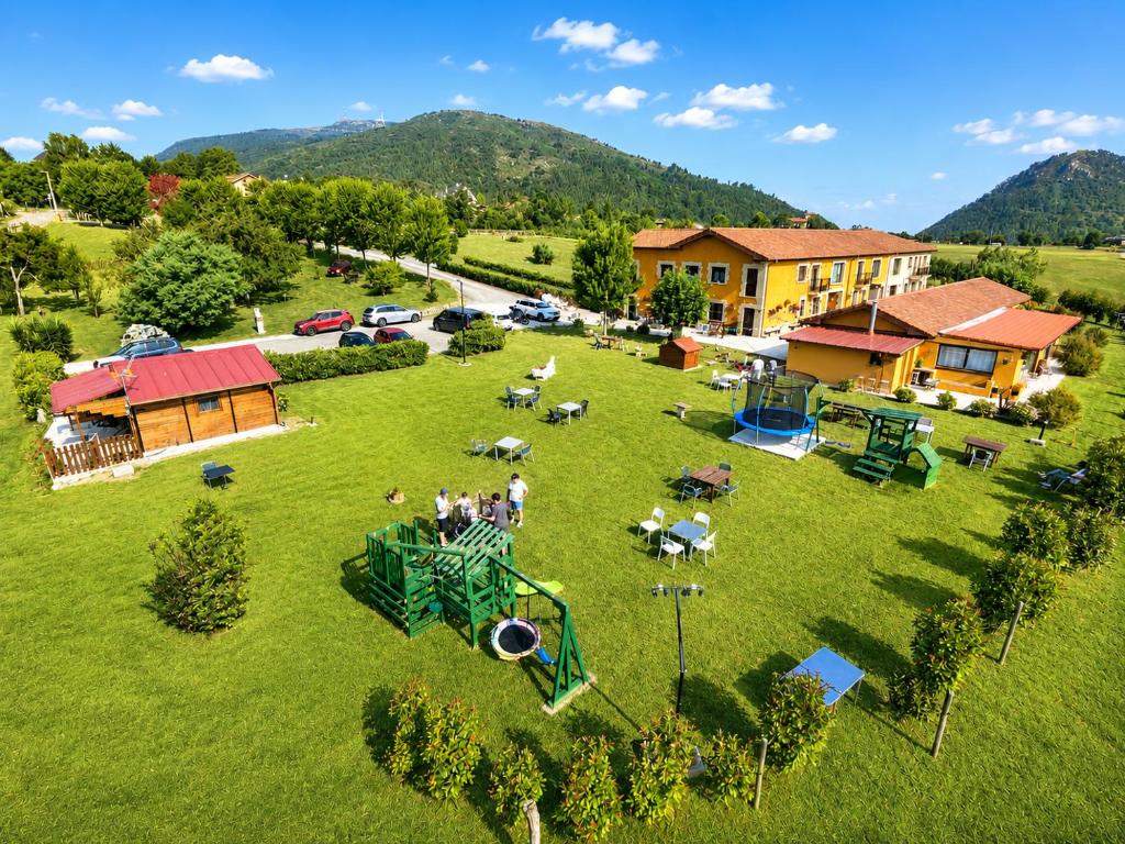 an aerial view of a park with people in the grass at Apartamentos Rurales Sobremazas in Sobremazas