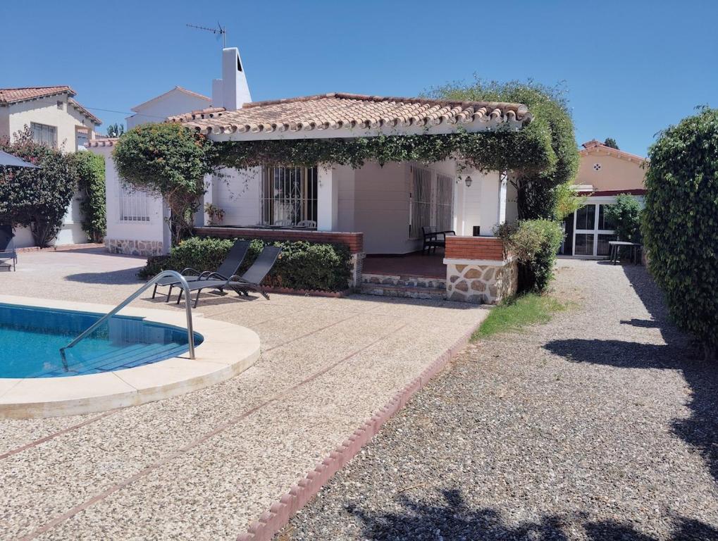 Amplia y acogedora casa con piscina, cerca de playa y puerto marina