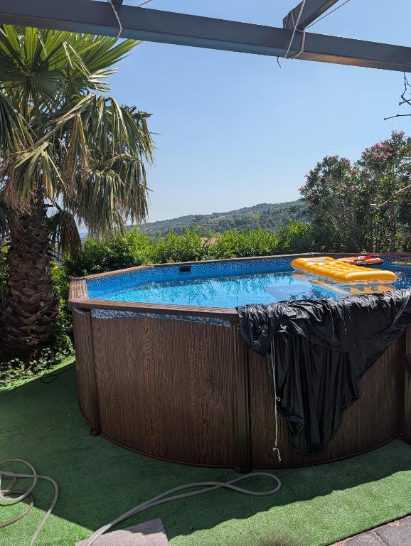 a hot tub in a backyard with a view of the mountains at Casa Malù in SantʼAlfio