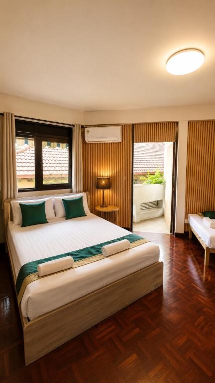 a bedroom with a large bed in a room at Cocohouse Sukhumvit 1 in Makkasan