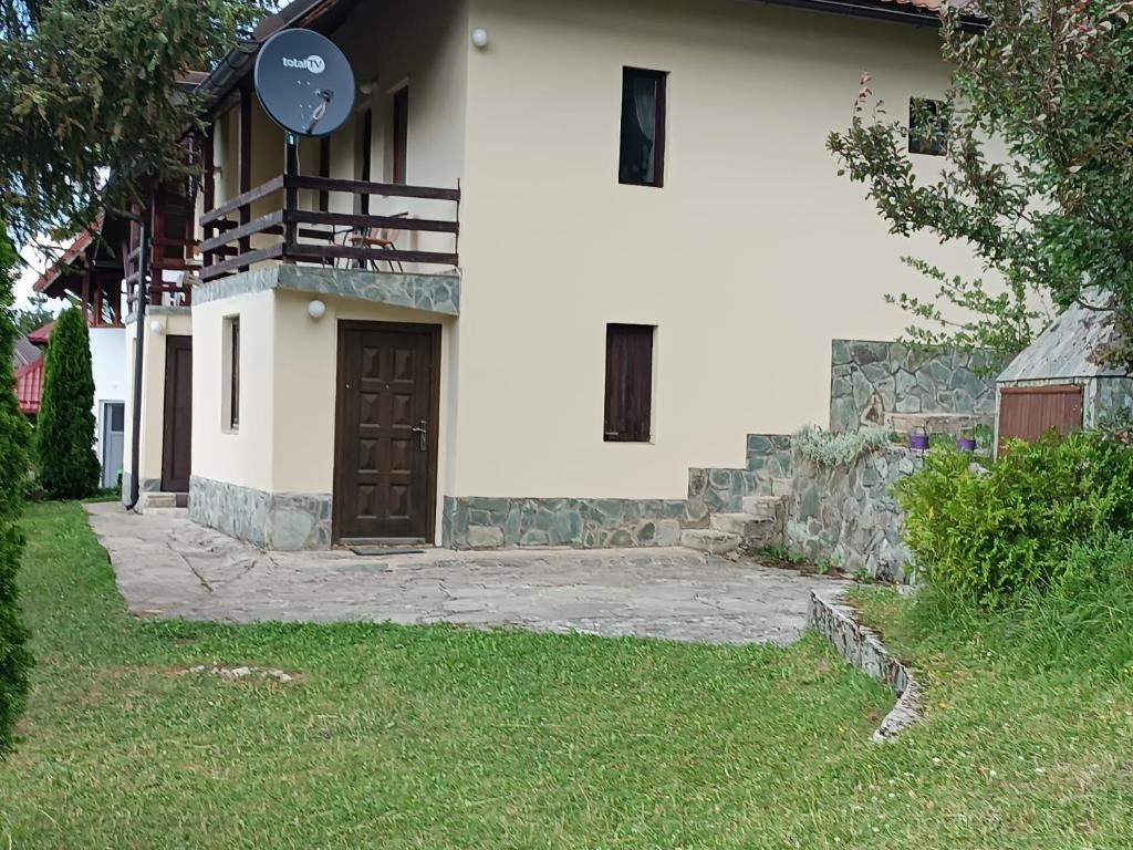 a white house with a brown door and a yard at Relaks dream in Vlasic