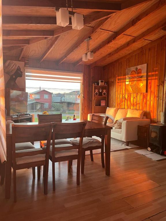 a living room with a table and a couch at Hospedajes CyC in Llanquihue