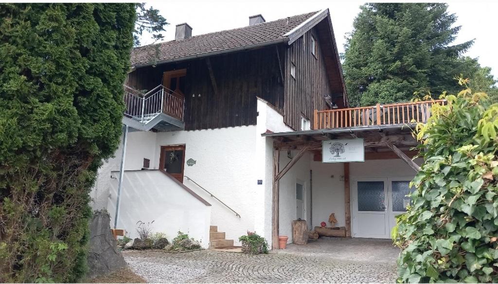 ein weißes Haus mit einem Balkon an der Seite in der Unterkunft Grey House in Laufen