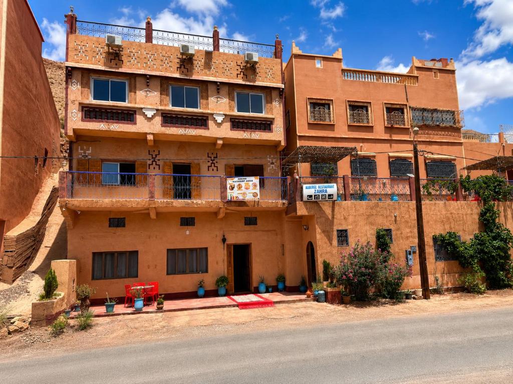 a building on the side of a street at Auberge Restaurant Zahra in Boumalne Dades