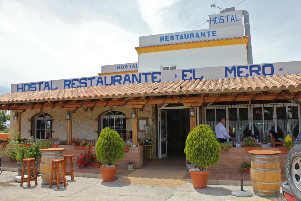 un restaurante con un cartel que lee el histórico restaurantrite el mero en Hostal Cafeteria El Mero, en Zahora