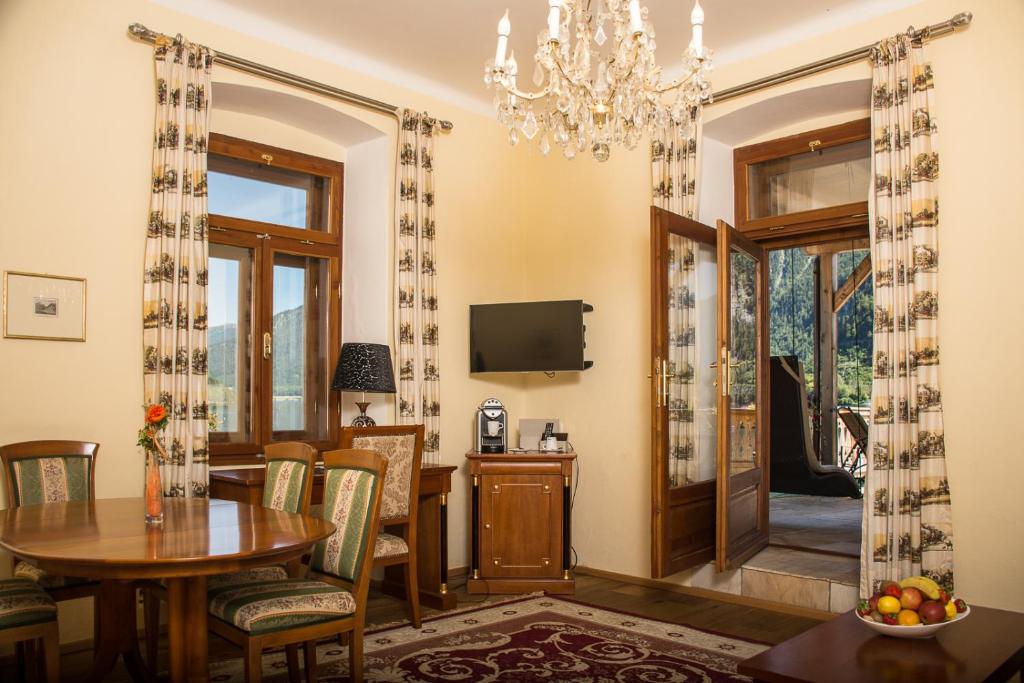 Televízia a/alebo spoločenská miestnosť v ubytovaní Seehotel Grüner Baum
