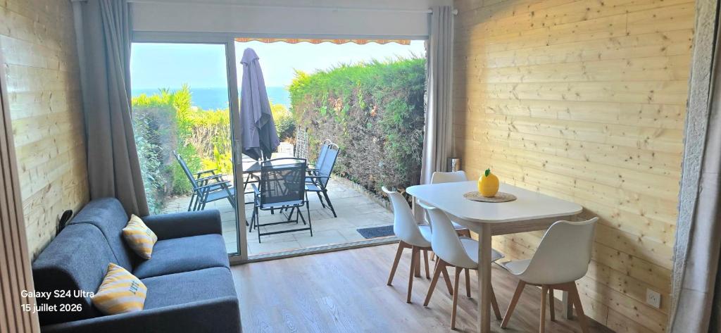 Studio with sea view terrace and shared pool