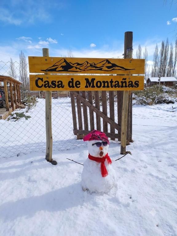 a snowman is standing in front of a sign at Casas de montañas in Uspallata