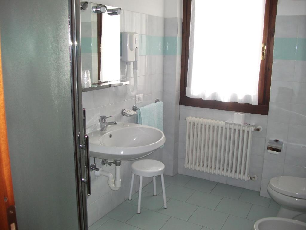 Koupelna v ubytování Albergo Breglia