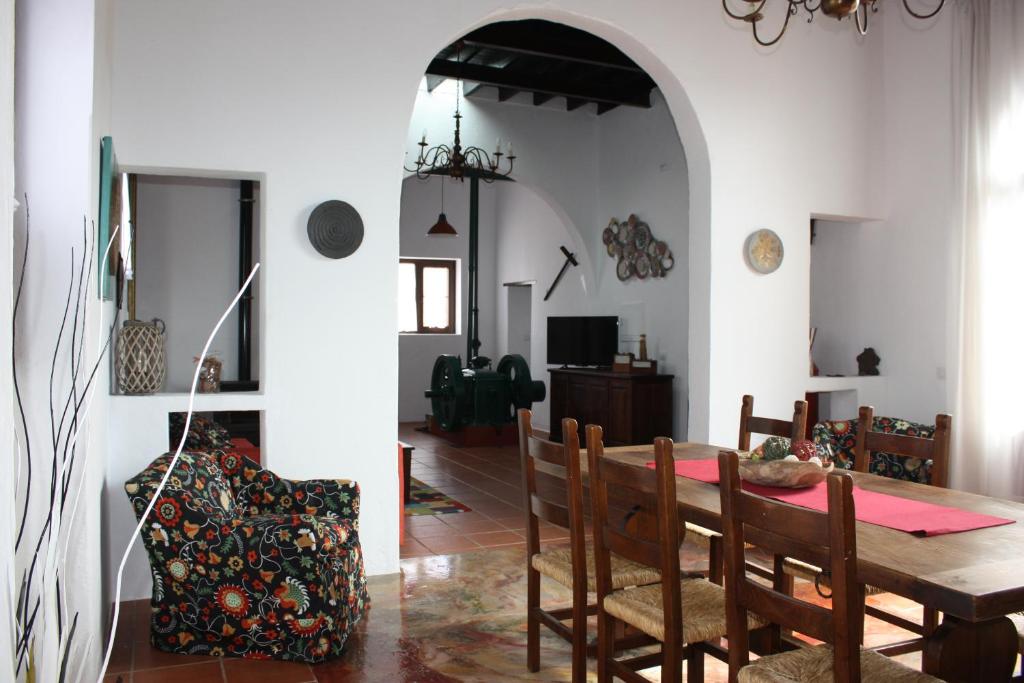 a dining room with a table and chairs at Casa Rural "La Molina" in Máguez