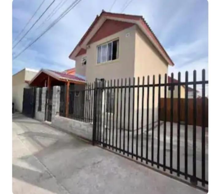 a black fence in front of a house at Casa Arriendo diario in Concepción